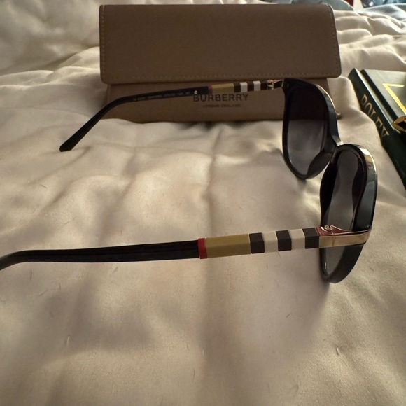 Burberry sunglasses B4216 - Picture 2 of 4